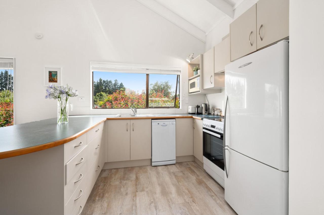 Waitahanui Lake House - Lake Taupo Holiday Home ภายนอก รูปภาพ