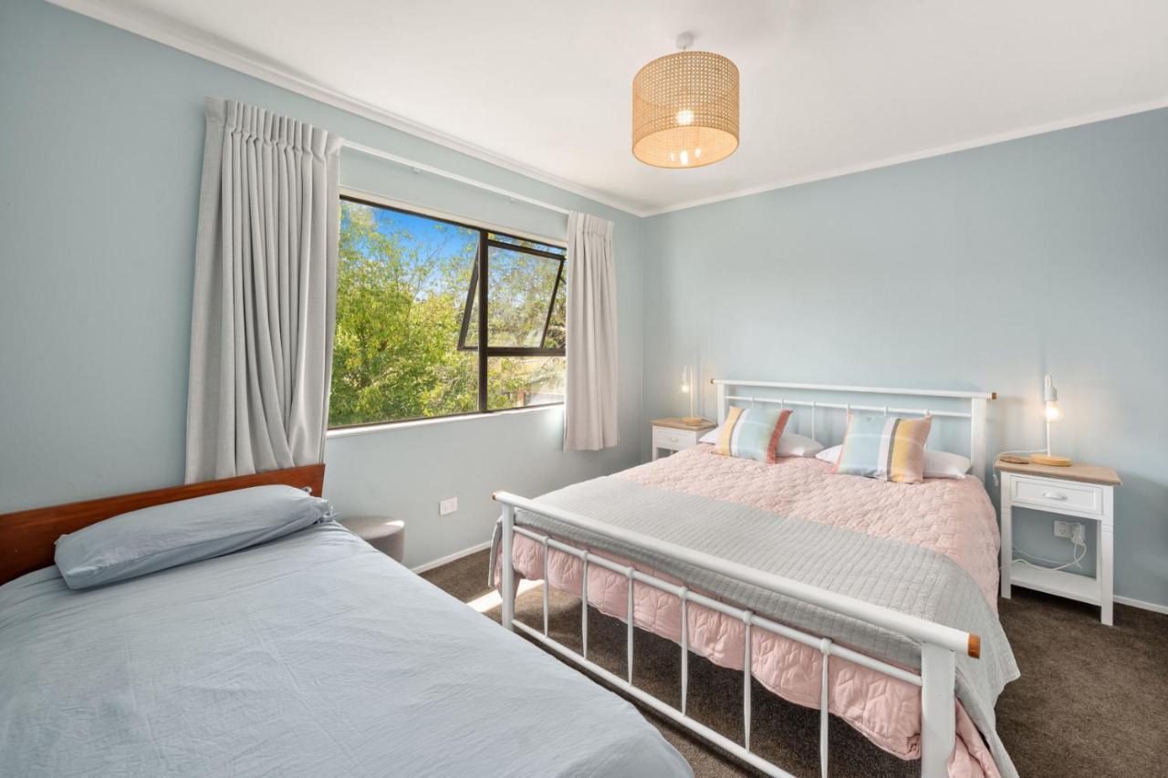 Waitahanui Lake House - Lake Taupo Holiday Home ภายนอก รูปภาพ